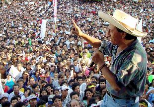 El candidato de Perú Posible a la presidencia, Alejandro Toledo, en un acto de campaña en Piura.