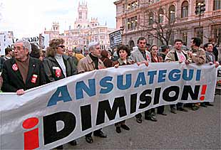 Una de las pancartas de la manifestación contra el delegado del Gobierno Javier Ansuátegui.