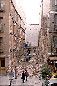 Los restos del derrumbe de ayer en la calle de Fuencarral.