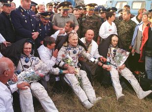 La última tripulación de la Mir. De izquierda a derecha, los rusos Sergéi Avdéyev y Víctor Afassayev, y el francés Jean-Paul Haignere.