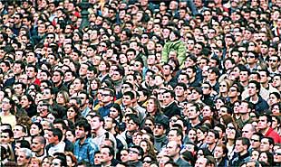 La masa de gente contemplando el disparo de la    mascletà .