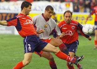 Rivaldo intenta jugar la pelota entre Nagore y Manel.