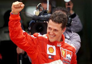 Michale Schumacher festeja su victoria.