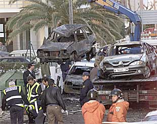 Bomberos y policías examinan los coches afectados por la explosión de Gandia.