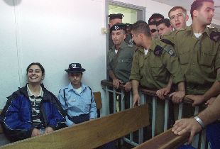 Amina Muna (izquierda), sonríe ante el tribunal durante su comparecencia de ayer.