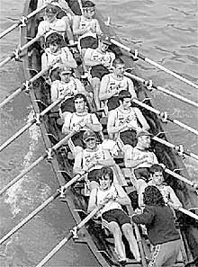 Una de las 17 traineras que participaron ayer en el descenso de la ría de Bilbao.