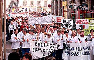 La manifestación de los carniceros a su paso por la calle de Jaume I.