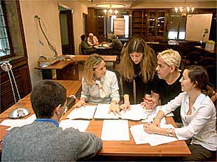 Unos alumnos reciben instrucciones durante los talleres de formación de la Cámara de Comercio.