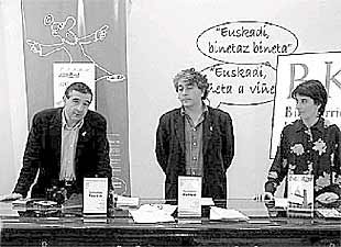 Jon Kortazar, Javier Gómez-Montero y Begoña Kuartango (de izquierda a derecha), ayer, en Bilbao.