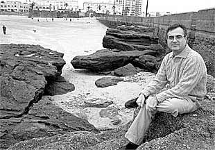 José Antonio Fierro, sentado sobre unas rocas de La Caleta incluidas en el mapa que ha creado.