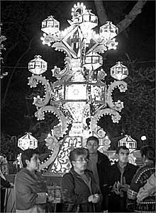 La  gaiata  ganadora, del sector 8 Portal de l'Om, anoche tras conocerse el premio.