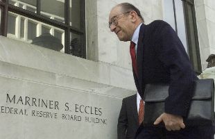 Alan Greenspan, a su llegada ayer a la sede de la Reserva Federal en Washington.
