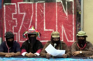 El  subcomandante Marcos  (segundo por la derecha) anuncia, el pasado lunes en una rueda de prensa, el regreso de los zapatistas a Chiapas.