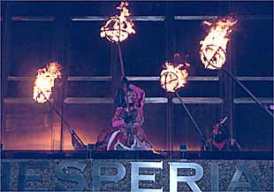 Un momento de la actuación de Els Comediants, en plena Castellana de Madrid.