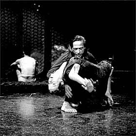 La compañía Metros representando una coreografía del último trabajo de Ramón Oller:  Pecado, Pescado 