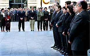 En la foto, el presidente de la Generalitat, Eduardo Zaplana, acompañado por varios miembros del Consell ante la sede del Gobierno valenciano, donde se guardaron cinco minutos de silencio.