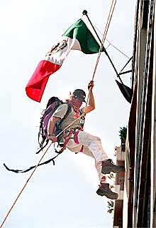 Uno de los participantes en la protesta, colgado en el consulado de México.