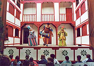 Los actores de Uroc Teatro representaban ayer  La fiesta de los comediantes  en el teatro salón Cervantes.