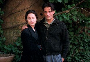 Silvia Abascal y Liberto Rabal, ayer, durante un descanso del rodaje de  Viento del pueblo 