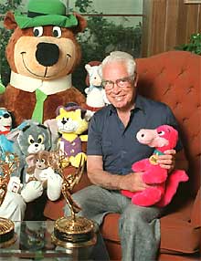 William Hanna, con algunas de sus creaciones, en una foto de 1988.