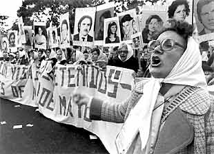 Abuelas y madres de Plaza de Mayo, durante una manifestación en 1983.