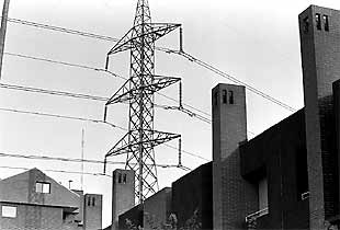 Líneas de alta tensión sobre unas casas de Las Rozas.