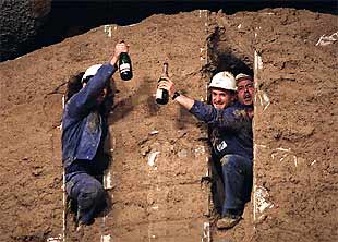 Los operarios de la tuneladora  La Adelantada  celebraban ayer la conclusión del túnel.