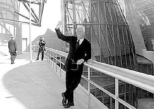 Giorgio Armani, ayer, en la explanada de acceso al museo Guggenheim.