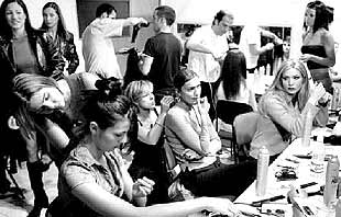 Últimos preparativos de las modelos antes del desfile.