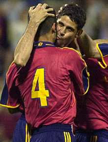 Hierro besa a Guardiola en el partido España-Liechtenstein.
