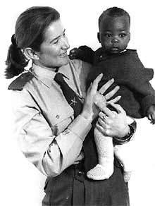 Imagen difundida el jueves de la agente y el bebé Liberty.