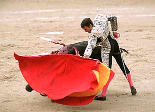 Un muletazo de Finito de Córdoba al primero de su lote.