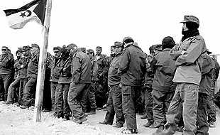 Soldados y oficiales marroquíes liberados por el Frente Polisario en el sur de Argelia, en febrero de 2000.