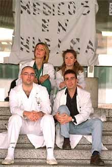 Arriba, Gema Blanco y Maite Marsal (MIR), junto a José Andrés Domínguez, contratado, y Javier Ortiz, interino, en el Ramón y Cajal.