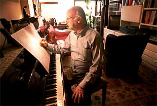 El compositor Xavier Benguerel, en el salón de su casa.