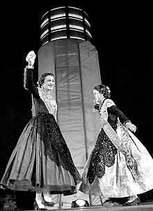 Las reinas de las fiestas de Castellón, Natalia Conde y Carla Font, anoche en el  Magdalena Vítol .