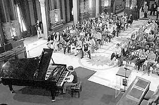 Un participante interpreta al piano, ayer en el Salón de Plenos.