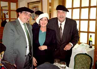 La actriz Concha Velasco junto a dos miembros del Club de la Boina que ayer le concedió la boina de honor.