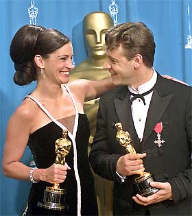 Julia Roberts ( Erin Brockovich ) y Russel Crowe ( Gladiator ) posan con sus respectivos  oscars  el domingo por la noche en el Shrine Auditorium de Los Ángeles.