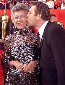 Javier Bardem besa a su madre a su llegada a la gala de los Oscar.