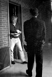 Un policía, ayer, sale del piso de la víctima en Castellón.