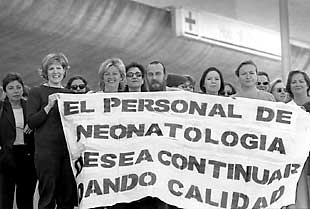 Personal de neonatología a las puertas del pabellón maternal del hospital La Fe de Valencia.