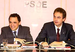 Simancas (a la izquierda) y Rodríguez Zapatero, ayer, durante su conferencia de prensa conjunta en la sede de Ferraz.