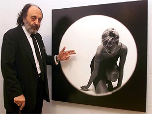 Leopoldo Pomés, ayer en su exposición, ante la fotografía  Ventana redonda,  de 1959.
