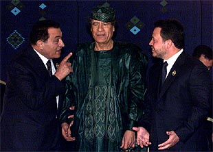 De izquierda a derecha, Hosni Mubarak, Muammar el Gaddafi y el rey Abdalá de Jordania, ayer en Ammán.