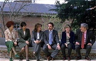 De izquierda a derecha, Alicia Gómez Navarro, Anna Birulés, Ana Botella, José María Aznar, Pilar del Castillo y José García Velasco, ayer en la Residencia de Estudiantes, en Madrid.rnPepín Bello, durante su intervención en la Residencia tras recibir la Cruz de Alfonso X el Sabio.