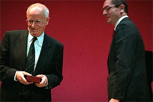 Emilio Lledó recibe el galardón de manos de Alberto Ruiz-Gallardón.