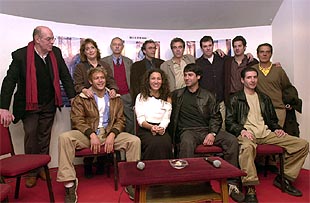 Eduardo Mendoza (de pie, tercero por la izquierda), entre Ana Marzoa y Helio Pedregal.