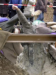 Dos de los activistas de Robin Wood que ayer bloquearon las vías del tren.