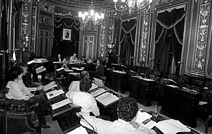 Pleno del Ayuntamiento de Bilbao con los escaños vacíos de PSE y PP, cuyos concejales abandonaron la sesión como protesta contra EH.